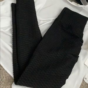 Black booty scrunch textured leggings